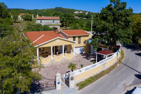 Foto van Villa in Ripenda Kras met zwembad en sauna - Vakantiehuis in Labin - ViewSummer