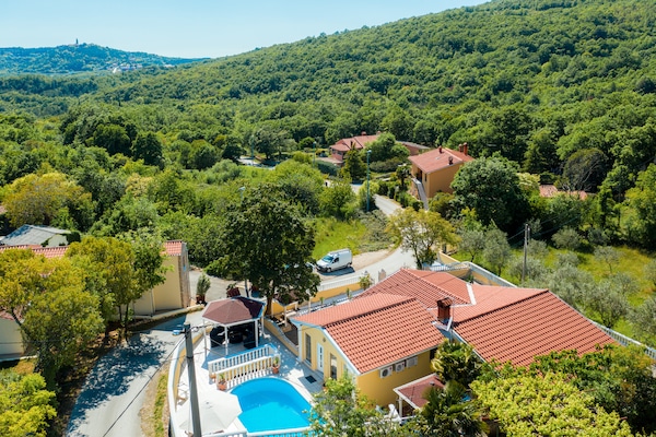 Foto van Villa in Ripenda Kras met zwembad en sauna - Vakantiehuis in Labin - ViewSummer