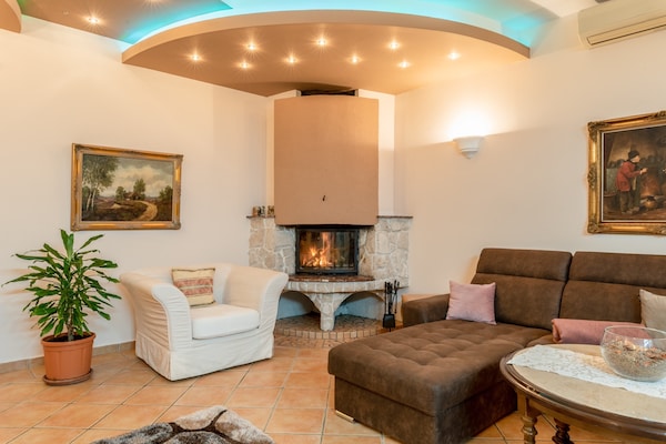 Foto van Villa in Ripenda Kras met zwembad en sauna - Vakantiehuis in Labin - LivingRoom