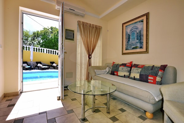 Foto van Villa in Ripenda Kras met zwembad en sauna - Vakantiehuis in Labin - LivingRoom