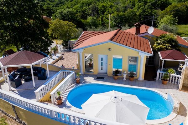 Foto van Villa in Ripenda Kras met zwembad en sauna - Vakantiehuis in Labin - ExteriorSummer