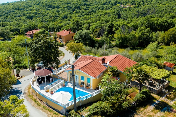 Foto van Villa in Ripenda Kras met zwembad en sauna - Vakantiehuis in Labin - ExteriorSummer