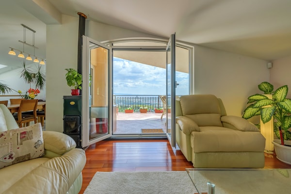Foto van Villa in Solin met privézwembad en tuin - Vakantiehuis in Solin - LivingRoom