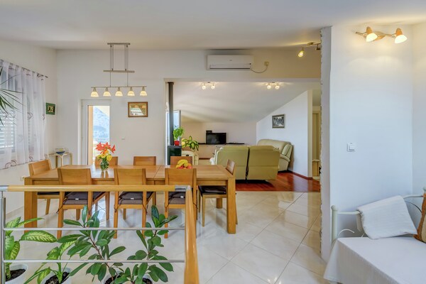 Foto van Villa in Solin met privézwembad en tuin - Vakantiehuis in Solin - DiningRoom