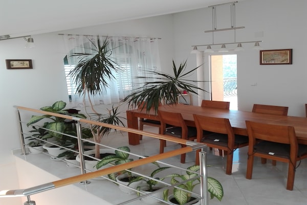 Foto van Villa in Solin met privézwembad en tuin - Vakantiehuis in Solin - DiningRoom