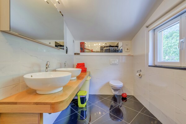 Foto van Villa in Solin met privézwembad en tuin - Vakantiehuis in Solin - BathRoom