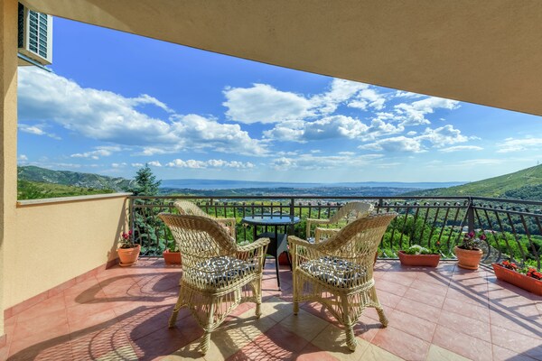 Foto van Villa in Solin met privézwembad en tuin - Vakantiehuis in Solin - TerraceBalcony