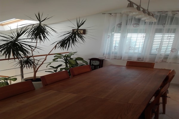 Foto van Villa in Solin met privézwembad en tuin - Vakantiehuis in Solin - DiningRoom