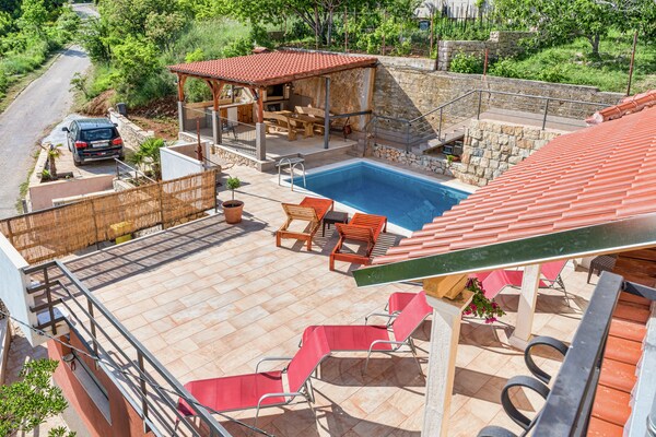 Foto van Villa in Solin met privézwembad en tuin - Vakantiehuis in Solin - ExteriorSummer