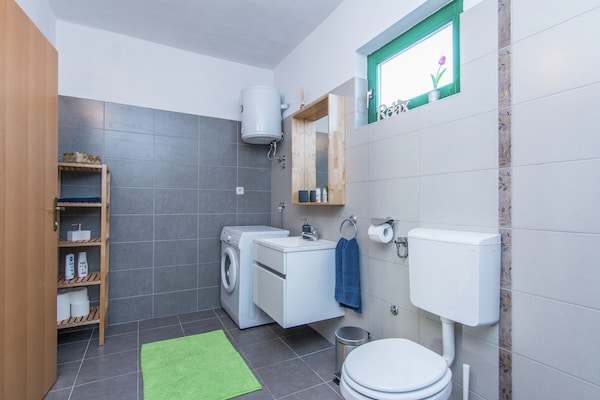 Foto van Vakantiehuis Zemunik Donji met Zwembad - Vakantiehuis in Zemunik - BathRoom