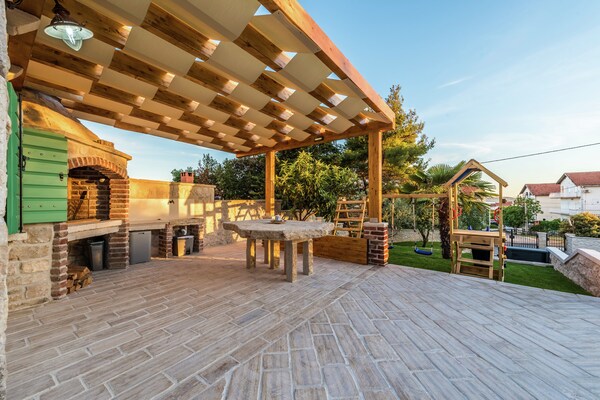 Foto van Villa in Sukošan met Zwembad bij Zee - Vakantiehuis in Sukosan - TerraceBalcony