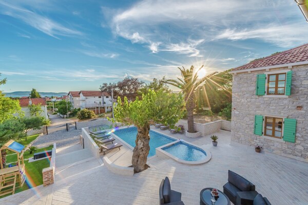 Foto van Villa in Sukošan met Zwembad bij Zee - Vakantiehuis in Sukosan - ViewSummer