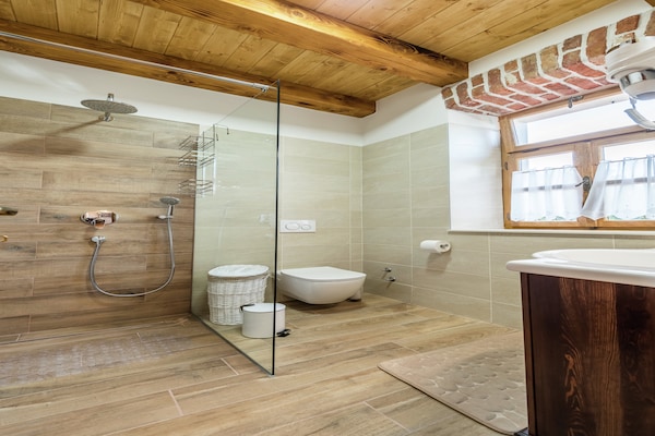 Foto van Villa in Sukošan met Zwembad bij Zee - Vakantiehuis in Sukosan - BathRoom