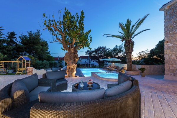 Foto van Villa in Sukošan met Zwembad bij Zee - Vakantiehuis in Sukosan - TerraceBalcony