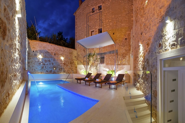 Foto van Villa in Bol met Zwembad en Uitzicht - Vakantiehuis in Bol - PoolOfHouse