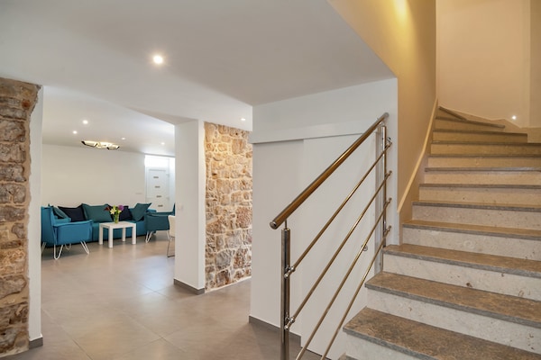 Foto van Villa in Bol met Zwembad en Uitzicht - Vakantiehuis in Bol - Landing