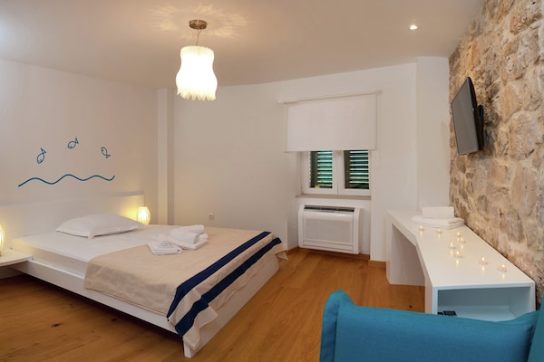 Foto van Villa in Bol met Zwembad en Uitzicht - Vakantiehuis in Bol - BedRoom