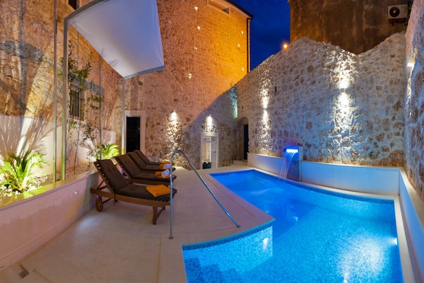 Foto van Villa in Bol met Zwembad en Uitzicht - Vakantiehuis in Bol - PoolOfHouse