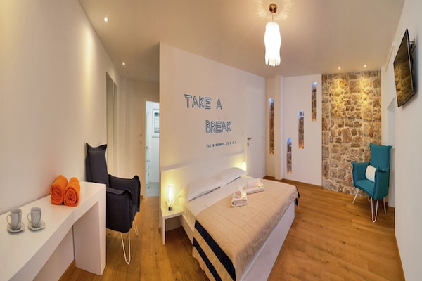 Foto van Villa in Bol met Zwembad en Uitzicht - Vakantiehuis in Bol - BedRoom