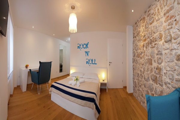 Foto van Villa in Bol met Zwembad en Uitzicht - Vakantiehuis in Bol - BedRoom