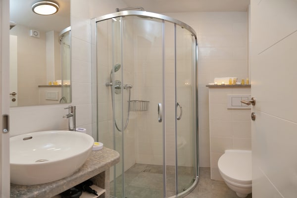 Foto van Villa in Bol met Zwembad en Uitzicht - Vakantiehuis in Bol - BathRoom