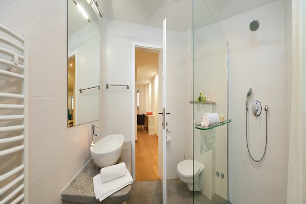 Foto van Villa in Bol met Zwembad en Uitzicht - Vakantiehuis in Bol - BathRoom