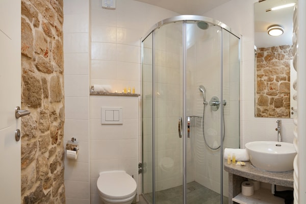 Foto van Villa in Bol met Zwembad en Uitzicht - Vakantiehuis in Bol - BathRoom