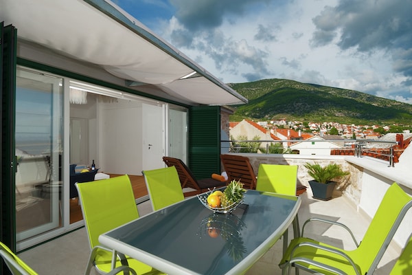 Foto van Villa in Bol met Zwembad en Uitzicht - Vakantiehuis in Bol - TerraceBalcony