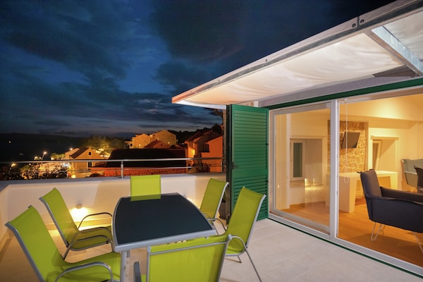 Foto van Villa in Bol met Zwembad en Uitzicht - Vakantiehuis in Bol - TerraceBalcony