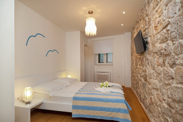 Foto van Villa in Bol met Zwembad en Uitzicht - Vakantiehuis in Bol - BedRoom