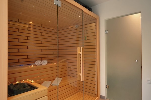 Foto van Villa in Bol met Zwembad en Uitzicht - Vakantiehuis in Bol - Wellness