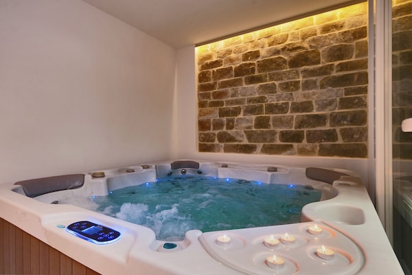 Foto van Villa in Bol met Zwembad en Uitzicht - Vakantiehuis in Bol - Wellness