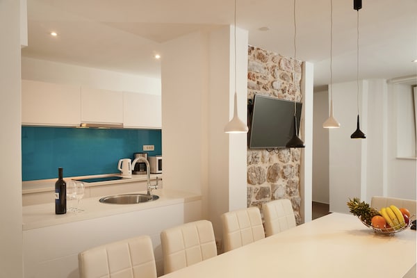 Foto van Villa in Bol met Zwembad en Uitzicht - Vakantiehuis in Bol - Kitchen