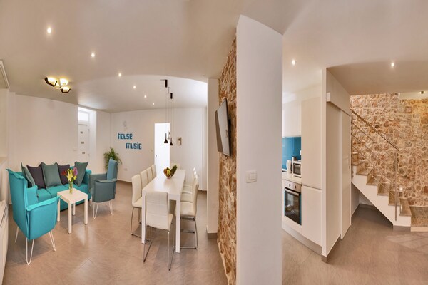 Foto van Villa in Bol met Zwembad en Uitzicht - Vakantiehuis in Bol - DiningRoom