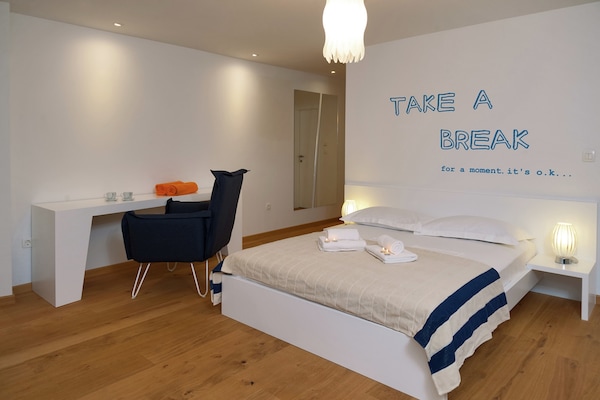 Foto van Villa in Bol met Zwembad en Uitzicht - Vakantiehuis in Bol - BedRoom