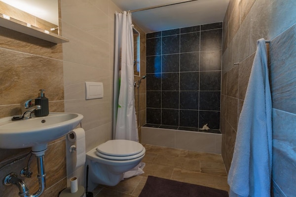 Foto van Vakantiehuis in Birbir bij Strand en Zwembad - Vakantiehuis in Bribir - BathRoom