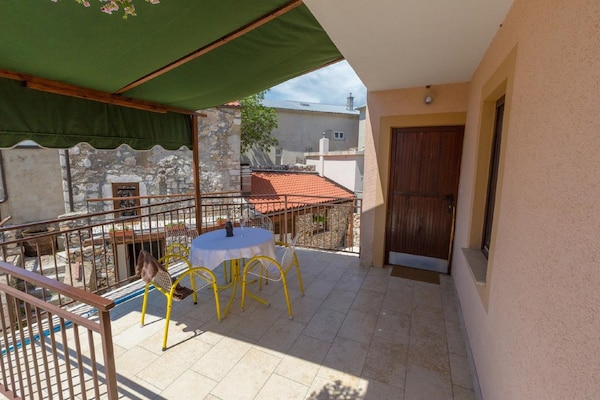 Foto van Vakantiehuis in Birbir bij Strand en Zwembad - Vakantiehuis in Bribir - TerraceBalcony