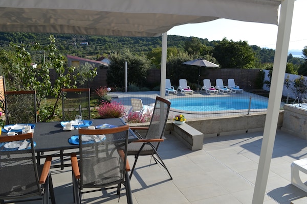 Foto van Vakantiehuis Brbinj bij Zee met Zwembad - Vakantiehuis in Brbinj - TerraceBalcony