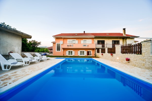 Foto van Appartement in Slivnica met privézwembad - Vakantiehuis in Slivnica - ExteriorSummer