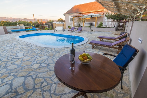 Foto van Vakantiehuis bij Zadar met privézwembad - Vakantiehuis in Islam Latinski - TerraceBalcony