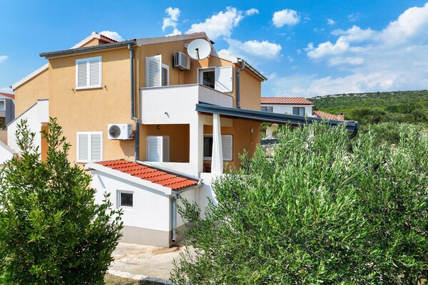 Foto van Vakantiehuis in Jasenice bij de zee - Vakantiehuis in Maslenica Jasenice - ExteriorSummer