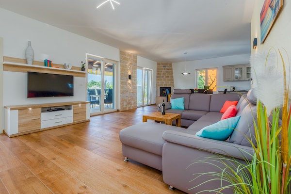 Foto van Villa in Deklici met Infinity Pool & Uitzicht - Vakantiehuis in Kaštelir - LivingRoom