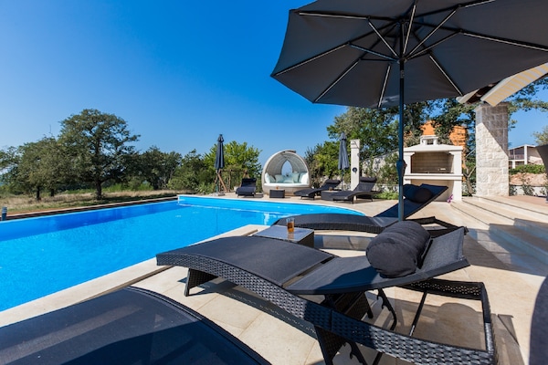 Foto van Villa in Deklici met Infinity Pool & Uitzicht - Vakantiehuis in Kaštelir - PoolOfHouse