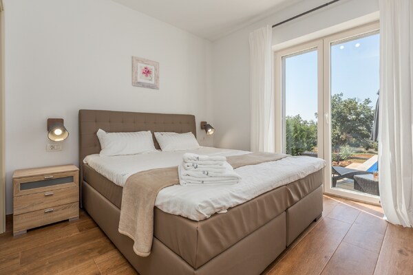 Foto van Villa in Deklici met Infinity Pool & Uitzicht - Vakantiehuis in Kaštelir - BedRoom