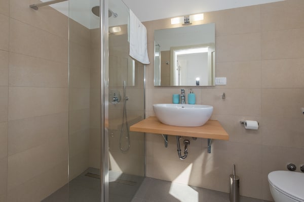 Foto van Villa in Deklici met Infinity Pool & Uitzicht - Vakantiehuis in Kaštelir - BathRoom