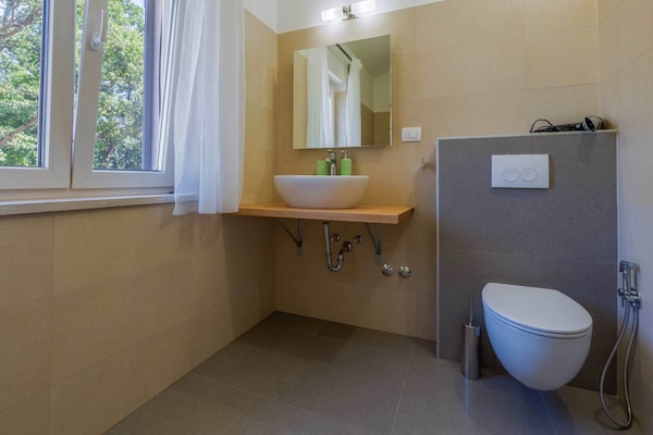 Foto van Villa in Deklici met Infinity Pool & Uitzicht - Vakantiehuis in Kaštelir - BathRoom