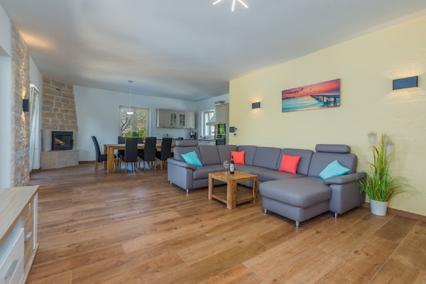 Foto van Villa in Deklici met Infinity Pool & Uitzicht - Vakantiehuis in Kaštelir - LivingRoom