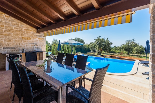 Foto van Villa in Deklici met Infinity Pool & Uitzicht - Vakantiehuis in Kaštelir - TerraceBalcony