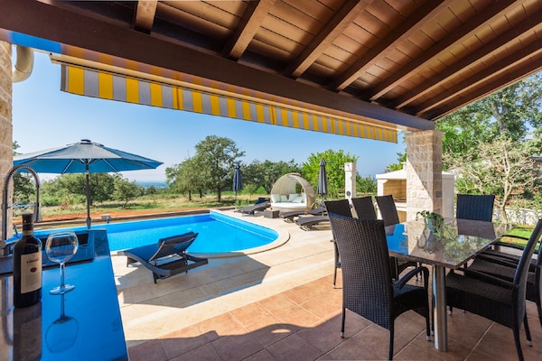 Foto van Villa in Deklici met Infinity Pool & Uitzicht - Vakantiehuis in Kaštelir - GardenSummer