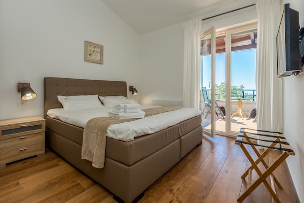 Foto van Villa in Deklici met Infinity Pool & Uitzicht - Vakantiehuis in Kaštelir - BedRoom